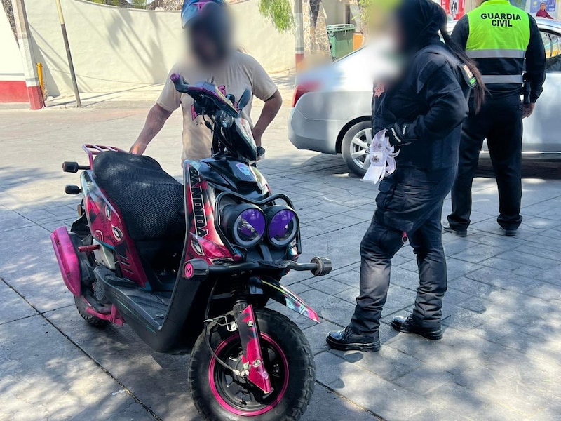 Policías municipales de Tecámac durante un operativo de revisión de motocicletas para detectar robos y faltas de tránsito