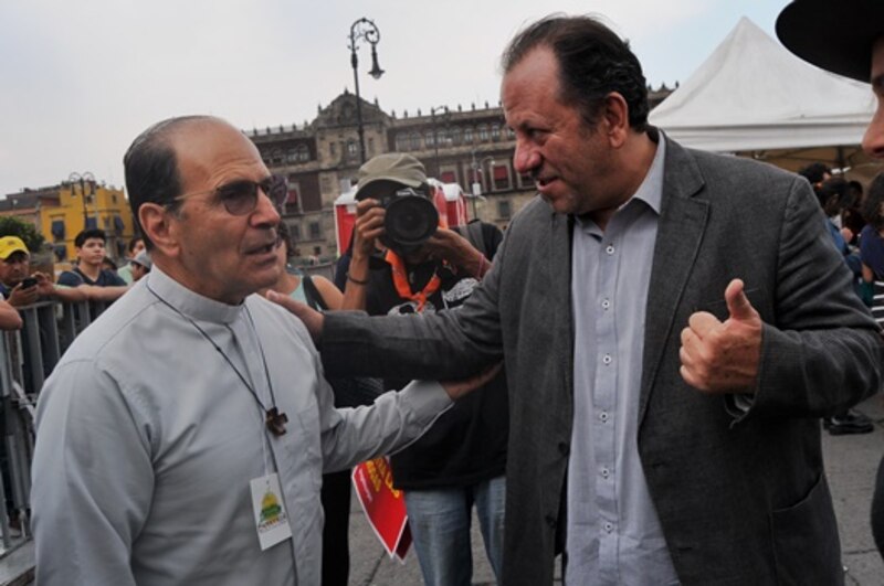 Posible título: El cardenal Norberto Rivera Carrera saluda a un hombre en la Ciudad de México