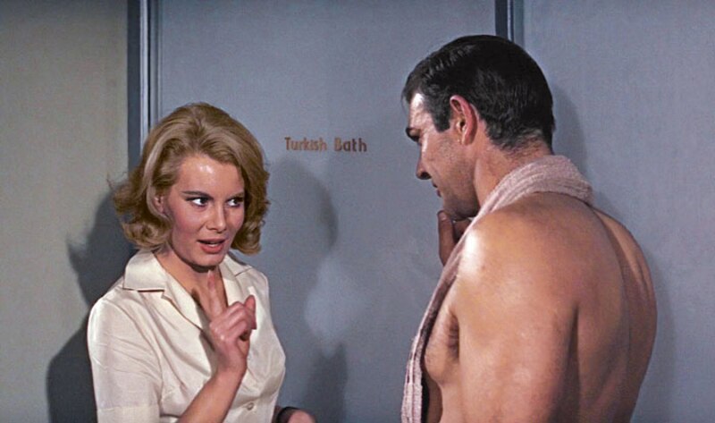 Sean Connery y Honor Blackman en la película de James Bond "Goldfinger"