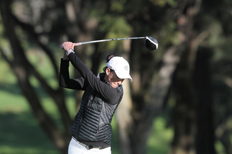 Mujer jugando al golf