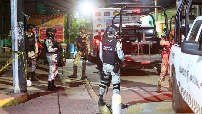 Militares mexicanos resguardan el lugar donde ocurrió un tiroteo en Cancún