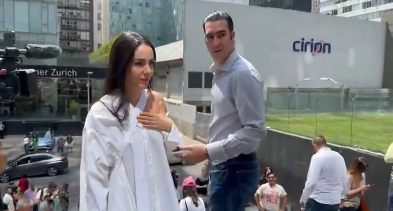 La periodista le hace una pregunta incómoda al político