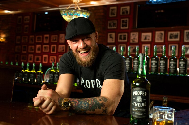 Conor McGregor, el luchador de UFC, promociona su marca de whisky Proper Twelve en un bar.