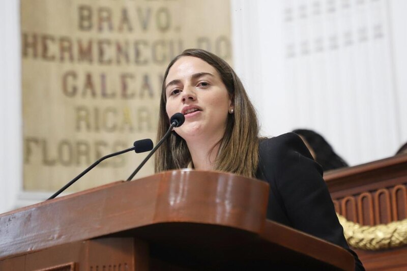 La diputada María Clemente García Moreno pronuncia un discurso en el Congreso de los Diputados.