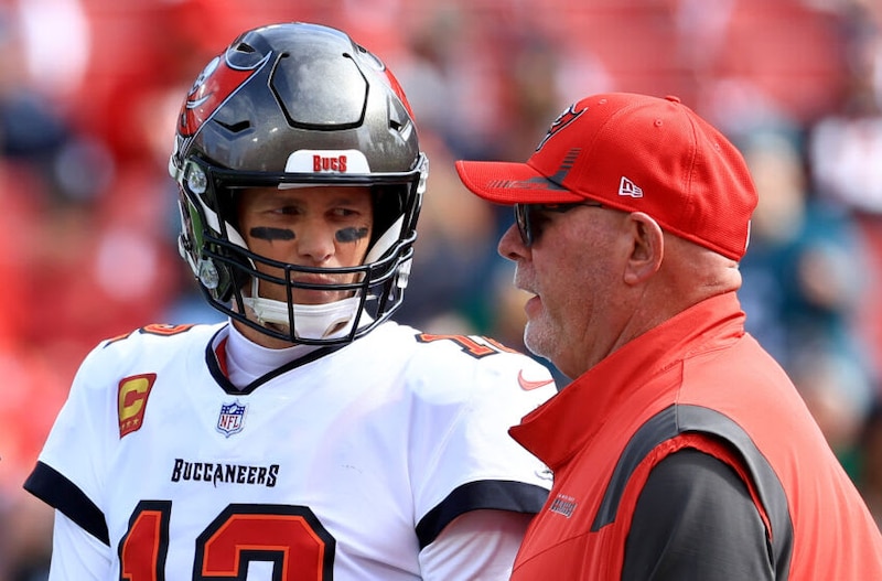 Tom Brady y Bruce Arians discuten la estrategia del partido