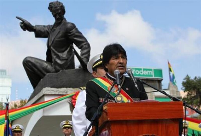 Evo Morales Ayma, presidente de Bolivia, pronuncia un discurso ante una estatua de Simón Bolívar.