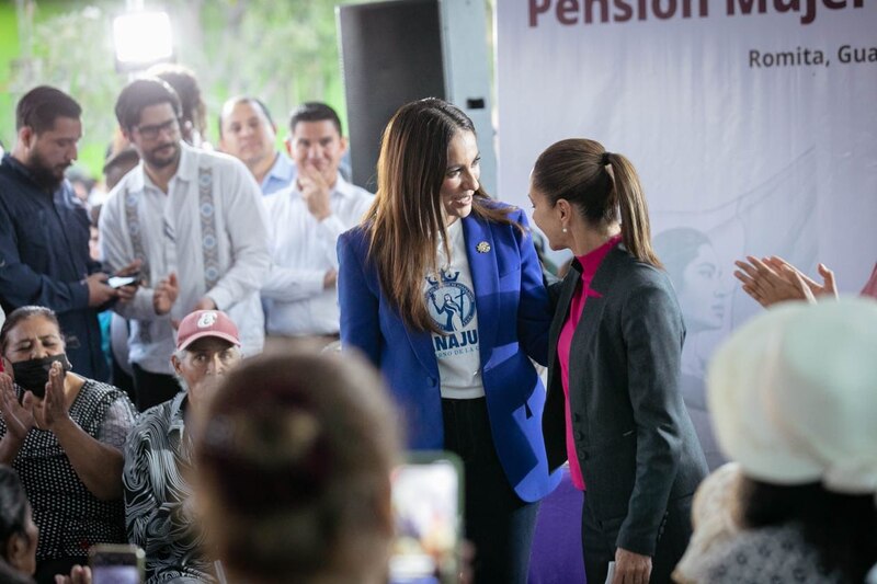 Libia Dennise hablando con Claudia Sheinbaum en su reunión en Romita Guanajuato