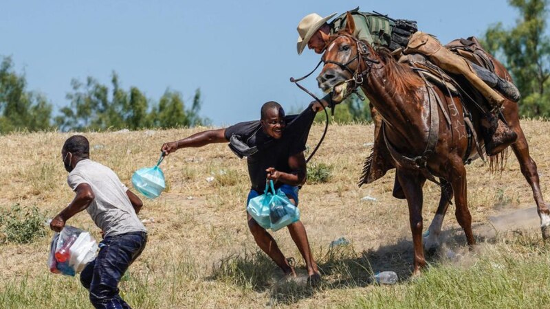 Migrantes huyendo de la Patrulla Fronteriza a caballo