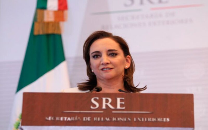 La Secretaria de Relaciones Exteriores, Claudia Ruiz Massieu, da un discurso.