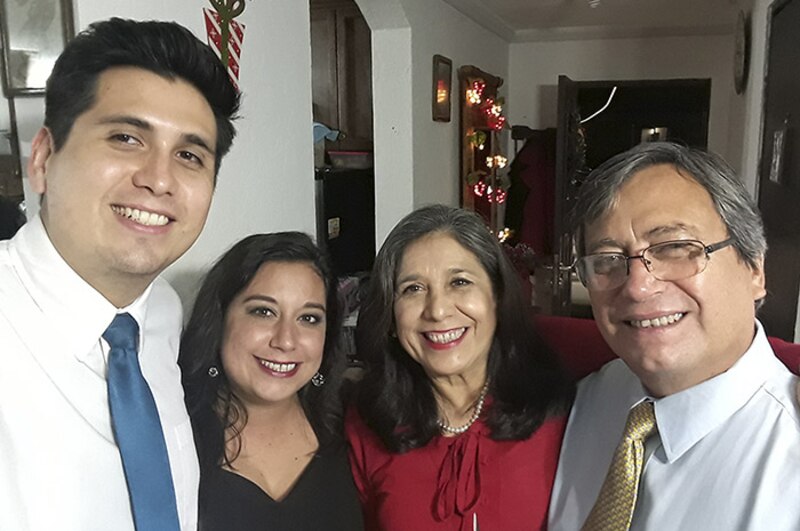 Familia feliz en Navidad