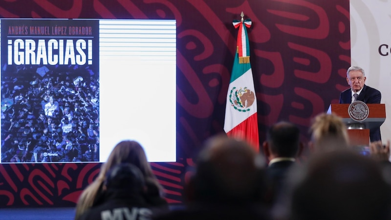 El presidente Andrés Manuel López Obrador da un discurso ante una multitud.