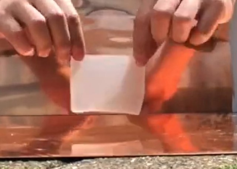 Papel de filtro que cambia de color al contacto con el cobre