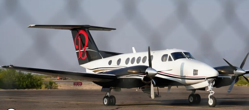 Un avión privado en una pista de aterrizaje