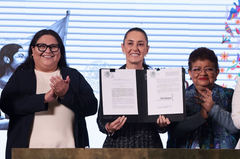 Minerva Citlalli Hernández Mora, titular de la Secretaría de las Mujeres, Claudia Sheinbaum Pardo, presidenta de México, y Ernestina Godoy Ramos, consejera jurídica del Ejecutivo Federal, durante la conferencia matutina en la que se firmó el decreto por el que se busca la erradicación de la violencia en contra de las mujeres, así como la eliminación de la brecha salarial.