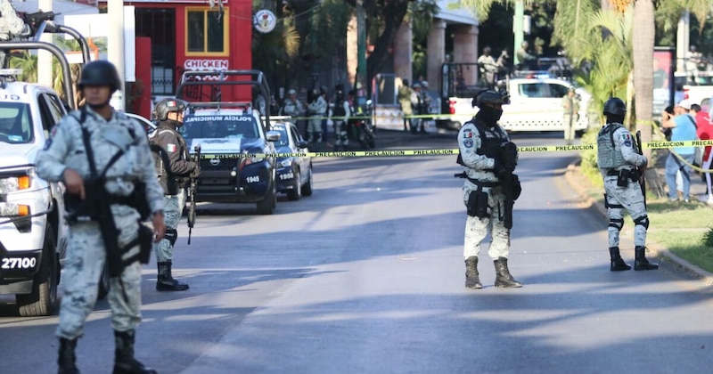 Policías mexicanos resguardan la escena de un crimen.