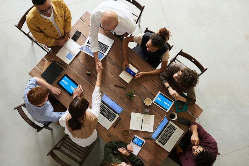 Equipo de trabajo en oficina alrededor de una mesa
