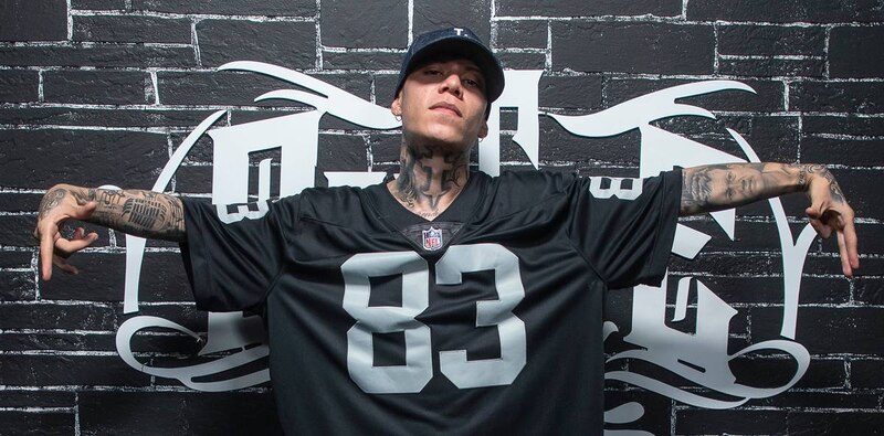 El rapero Tekashi 6ix9ine muestra sus tatuajes y su característico look de chico malo.
