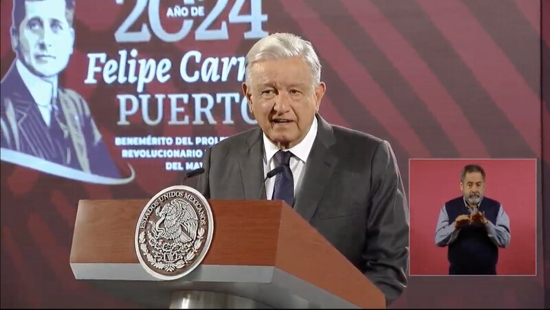 Title: El presidente Andrés Manuel López Obrador pronuncia un discurso en el zócalo de la Ciudad de México.