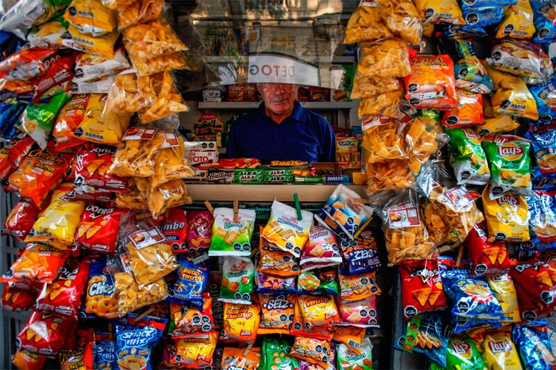 Un hombre vende patatas fritas en una tienda