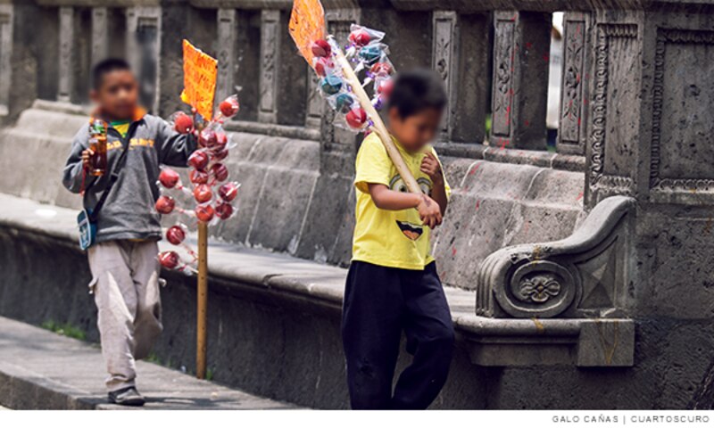 Niños indígenas mexicanos venden dulces en las calles