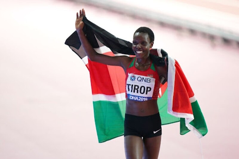 La atleta keniana Hellen Obiri gana la medalla de oro en los 3000 metros obstáculos en el Campeonato Mundial de Atletismo de 2019.