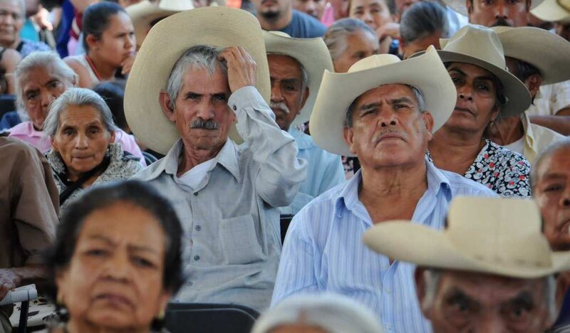 Ancianos en una reunión