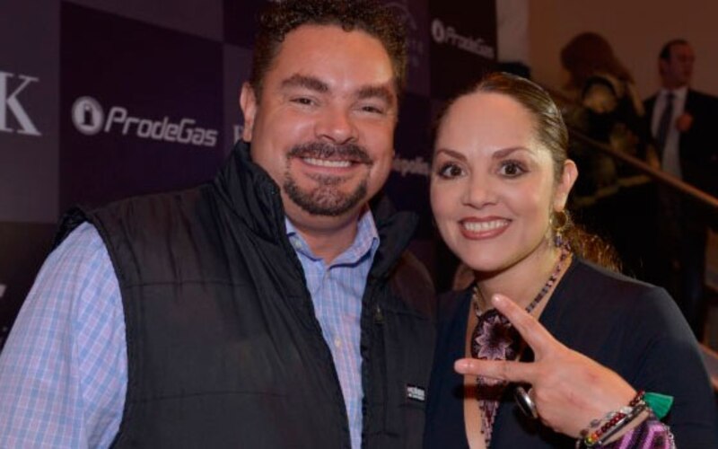La actriz mexicana Angélica Vale y el productor José Alberto Castro en la alfombra roja de los Premios TVyNovelas 2013.
