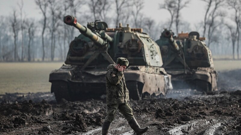 Soldado ucraniano camina junto a un tanque en el este de Ucrania