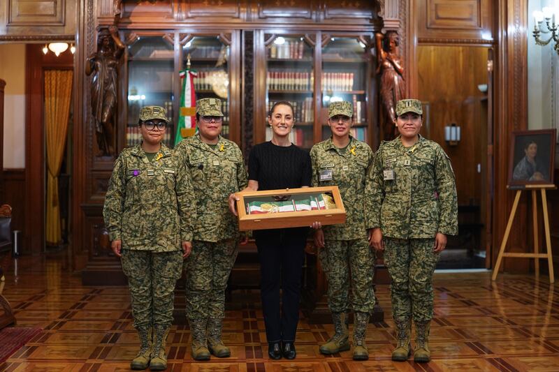 La Presidenta Claudia Sheinbaum con las mujeres militares que confeccionaron la Banda Presidencial que usará en su primer Grito de Independencia