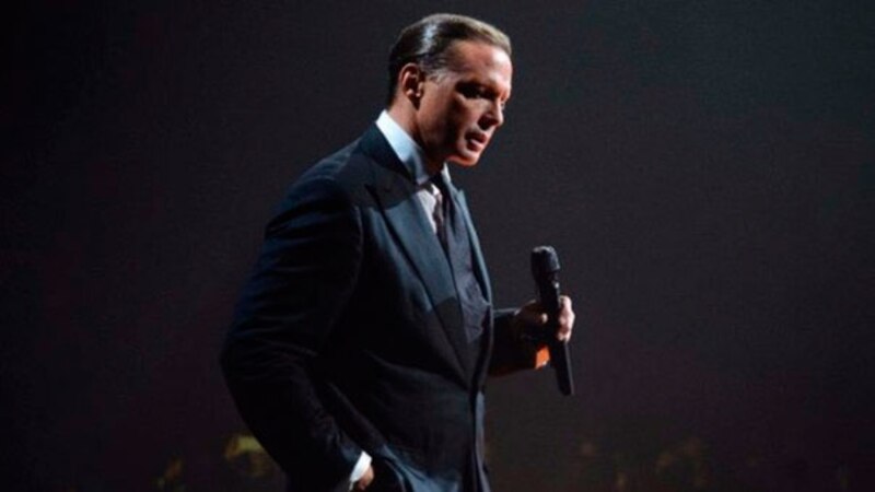 El cantante mexicano Luis Miguel se presenta en concierto.