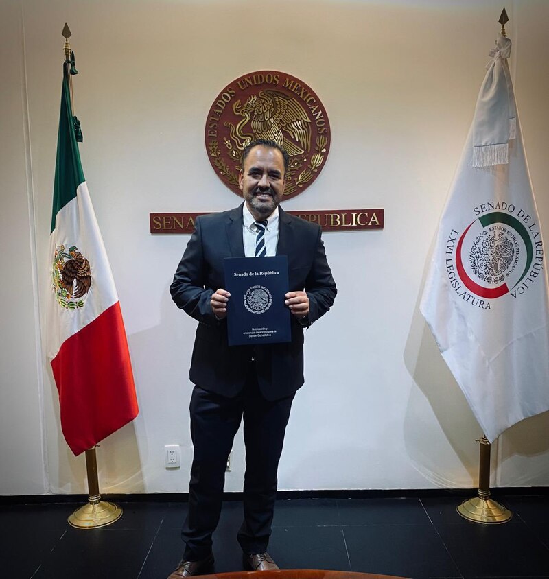 El senador por Chiapas, Eduardo Ramírez Aguilar, rinde protesta en el Senado de la República.