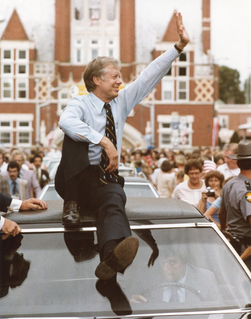 Jimmy Carter sentado en su limusina mientras su comitiva pasa por Bardstown