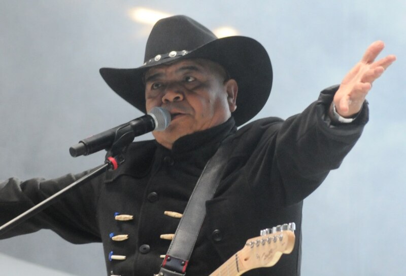 El cantante mexicano Vicente Fernández se presenta en concierto.