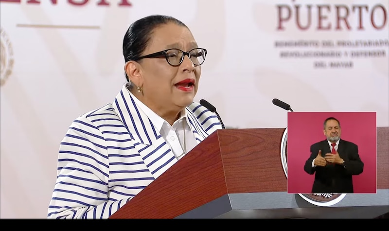 La gobernadora de Puerto Rico, Wanda Vázquez, da un discurso ante la prensa