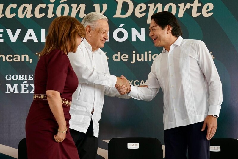 El presidente López Obrador saluda a los deportistas mexicanos que participarán en los Juegos Olímpicos de Tokio 2020.