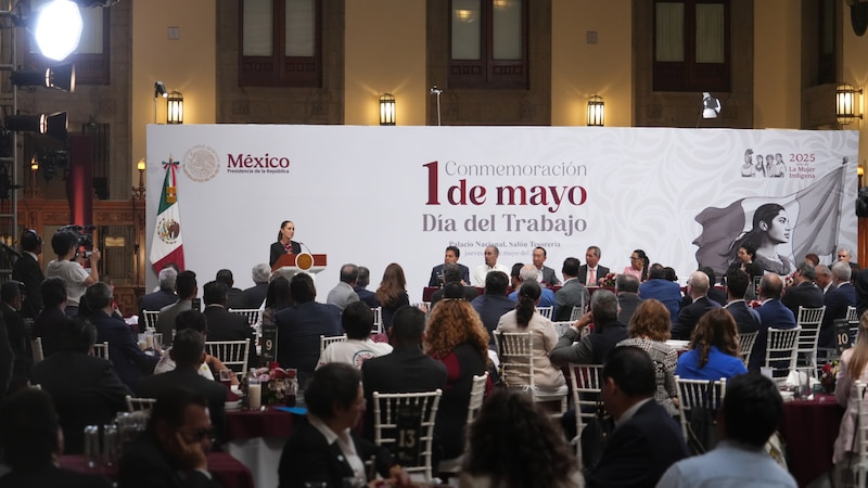 Claudia Sheinbaum apoya iniciativa para reducir la jornada laboral durante reunión con autoridades y sectores económicos.