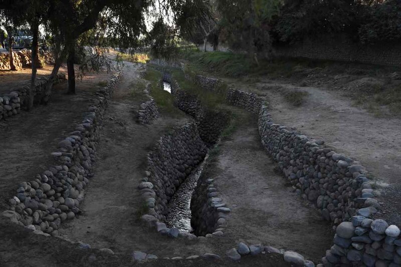 Un canal de agua prehispánico en Perú