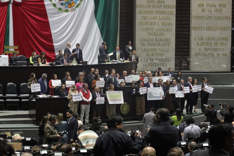 Title: Diputados mexicanos rinden homenaje a los Niños Héroes