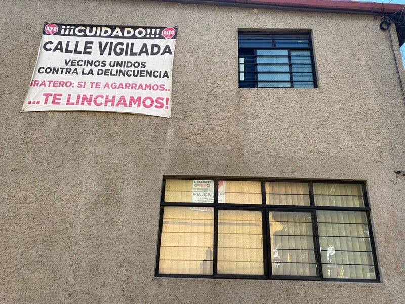 ¡Cuidado! Calle vigilada. Vecinos unidos contra la delincuencia. ¡Si te agarramos, te linchamos!