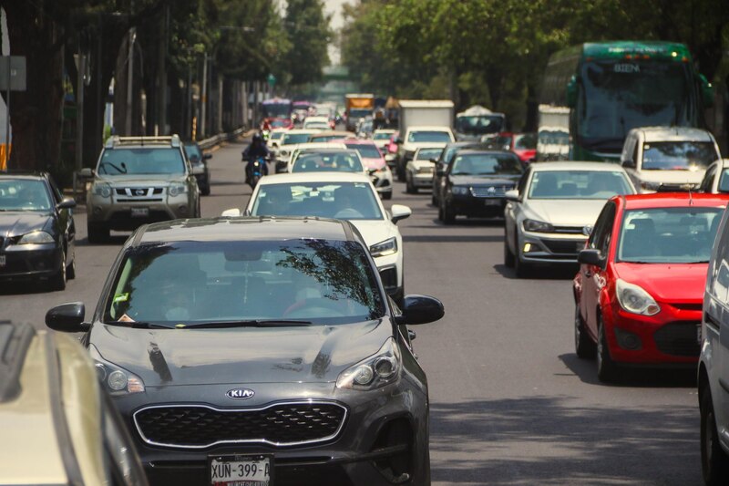 Gran tráfico vehicular en calzada de Tlalpan a la altura de la estación del Metro República Federal.
