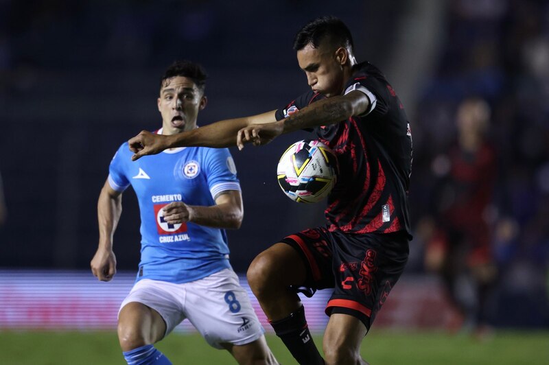 El jugador de Xolos, Nicolás Díaz recibe una pelota con el pecho marcado por Lorenzo Faravelli de la Máquina Celeste durante el partido de fútbol Cruz Azul vs Tijuana correspondiente a la jornada 3 del Torneo Apertura 2024 de Liga BBVA MX, en el Estadio Ciudad de los Deportes.