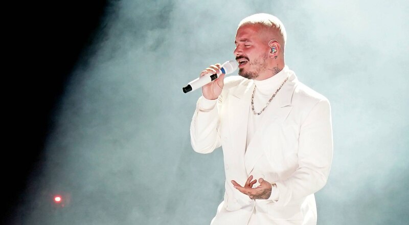 Maluma cantando en un concierto