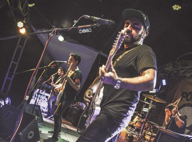 Grupo de rock tocando en vivo