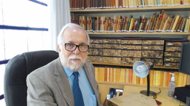 El escritor y académico español Francisco Rico en su biblioteca personal