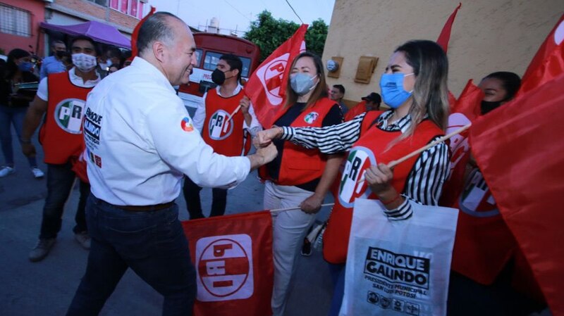 Enrique Galindo, candidato del PRI a la alcaldía de San Luis Potosí, saluda a sus simpatizantes