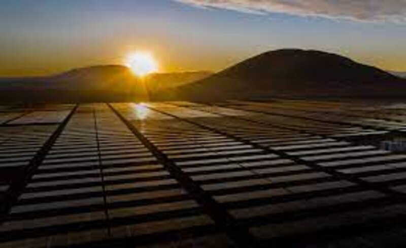 Granja solar al atardecer