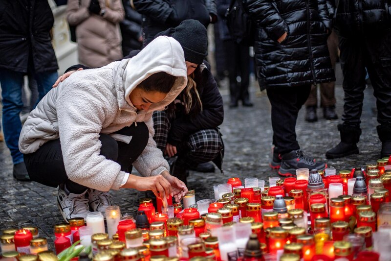 Mujeres encendiendo velas
