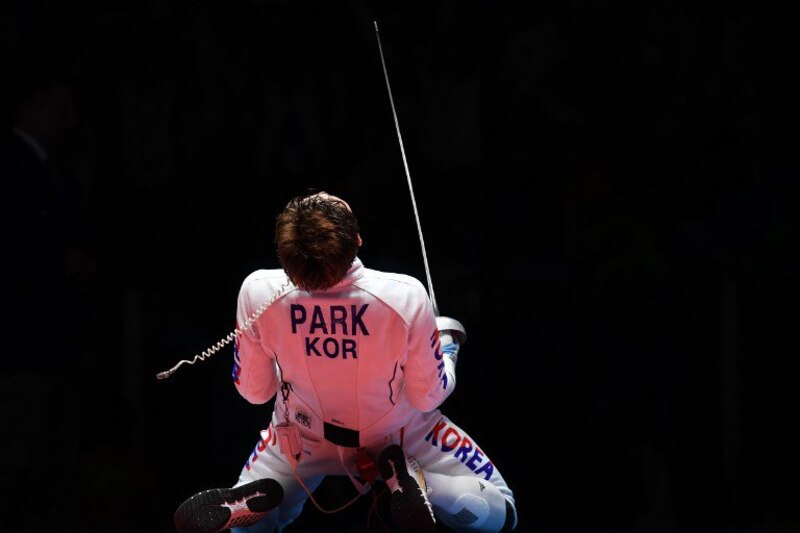 El esgrimista Park Sang-young en acción durante los Juegos Olímpicos de Tokio 2020