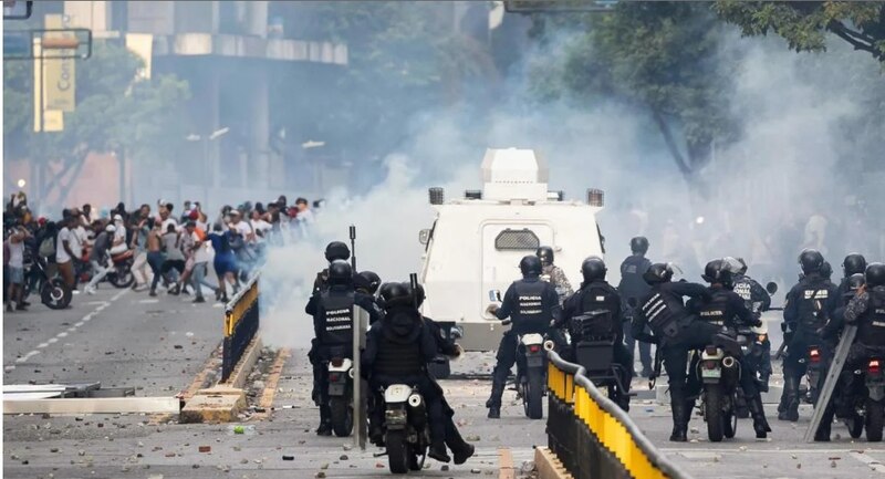 Posible título: Enfrentamientos entre manifestantes y policías en las calles de Bogotá