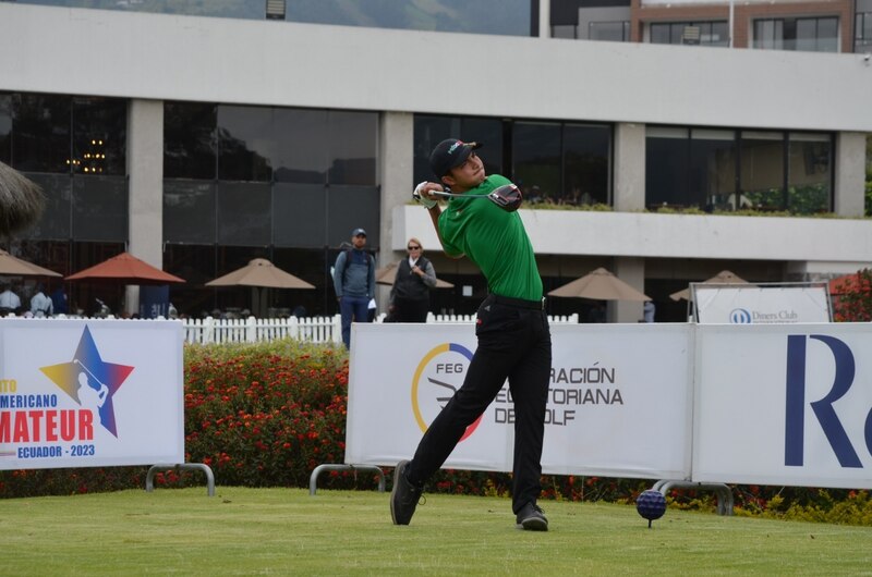 Golfista ecuatoriano en el green durante el Campeonato Sudamericano Amateur 2023